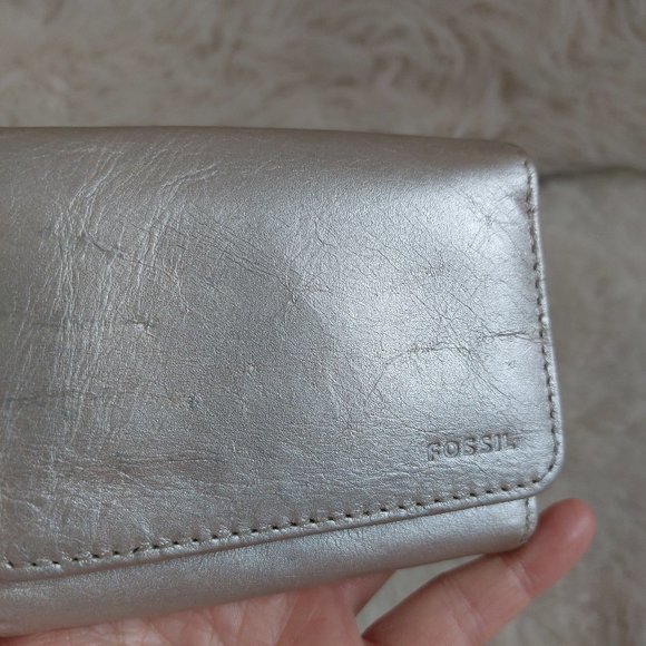 Fossil Women's Silver Leather Trifold Short Wallet - Picture 3 of 10